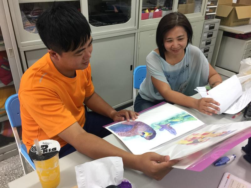 輔導員與學校老師討論繪本的排版與文字。