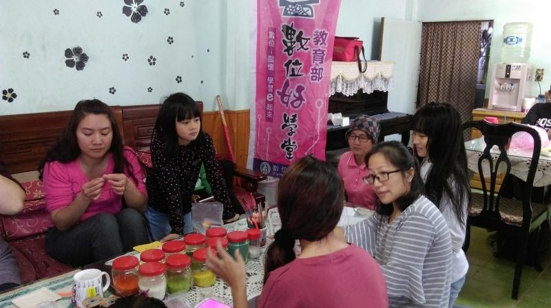 學員彼此交流討論