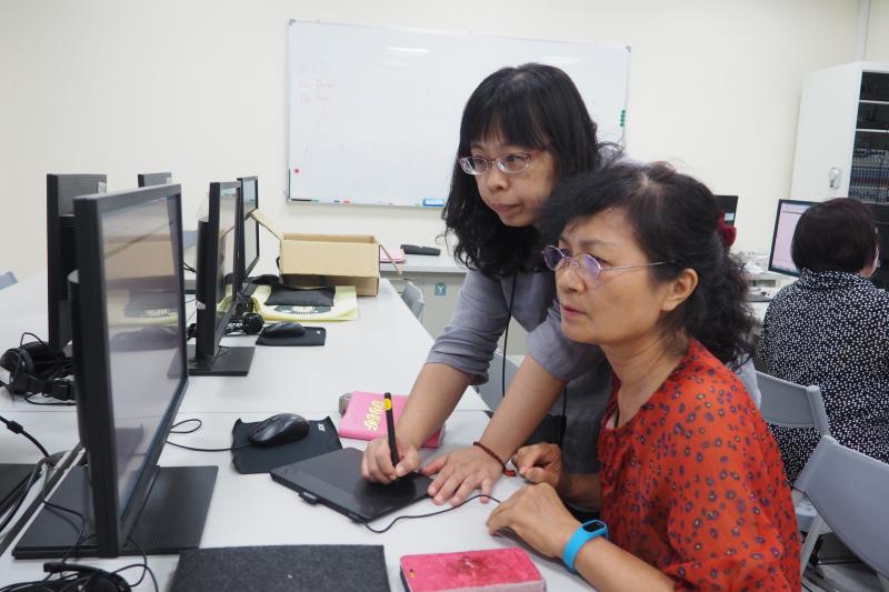 老師指導學員畫法