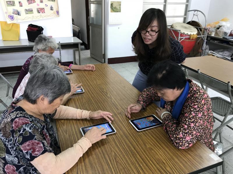 <p>2018年5月15日 中寮DOC開辦 [生活平板大揭密] 課程,教學員們如何操作平板電腦及下載使用各款APP,並介紹了許多在生活上可能使用到的APP功能,由於許多學員平時很少椄觸資訊產品,因此,適度的提供了休閒小遊戲,也讓學員們動腦,動眼,動手,在輕鬆活潑的氣氛下度過了一個不一樣的早晨</p>
