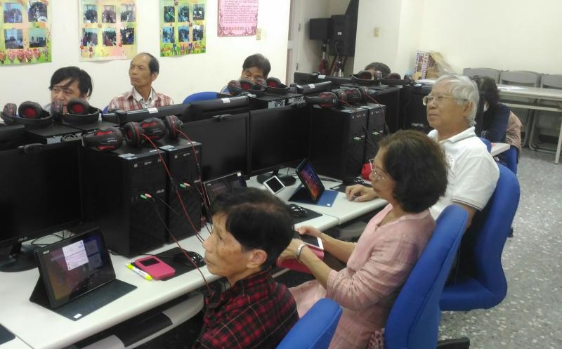 認真聽講不分年紀