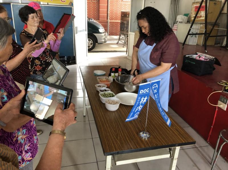 老師現場教學(食譜做法)!學員學習平板拍照 !