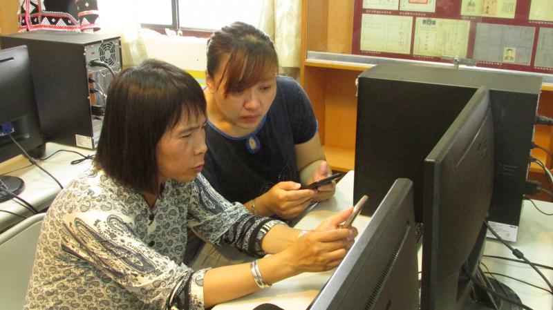 2位學員運用健康管理APP，互相討論起自己的健康數據。