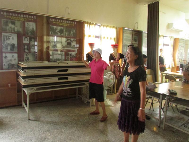 老師讓學員玩遊戲運動身體，學員們都覺得很開心。