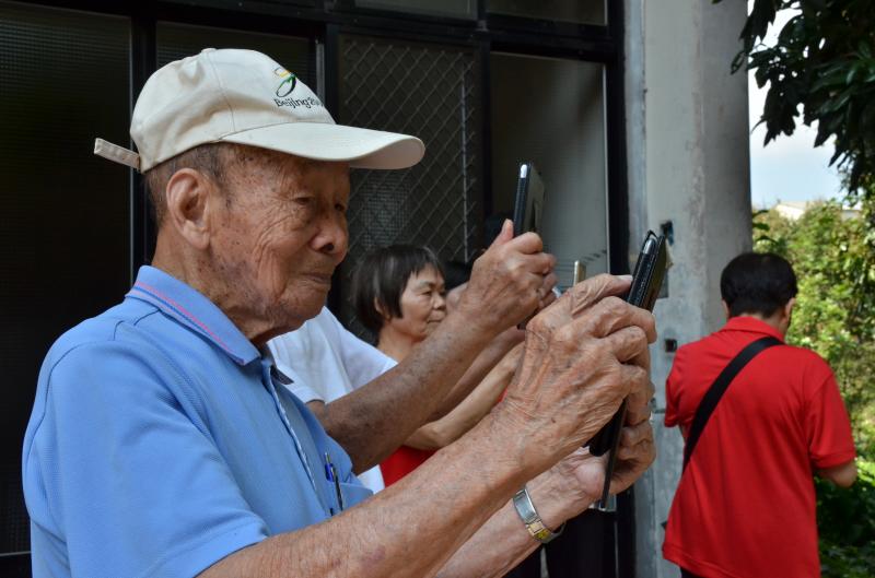 91歲阿公手指抖抖學拍照  活力兩百沒問題-封面照