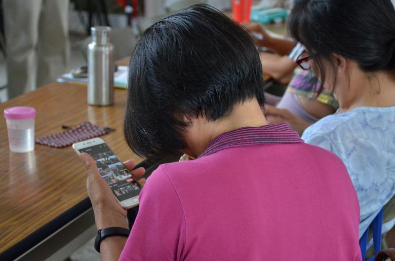 手機剪輯影片APP  低頭認真選素材-封面照