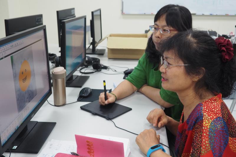 老師指導學員上色技法