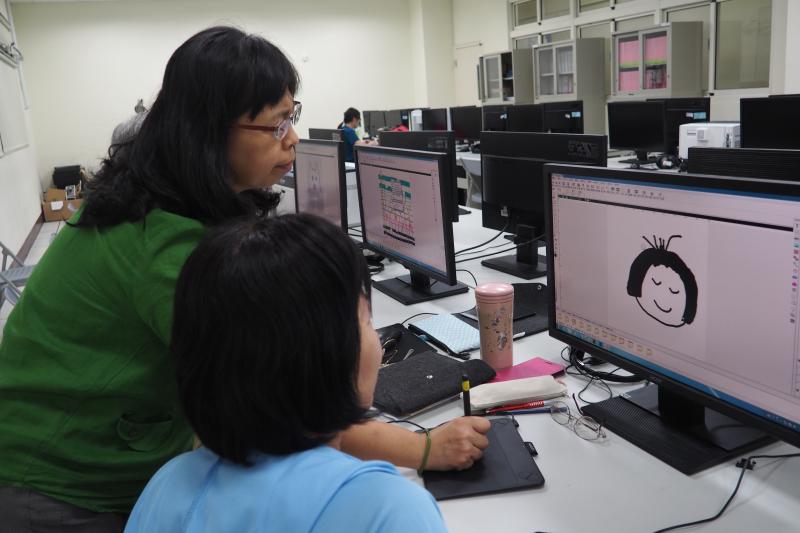 老師指導學員構圖畫法