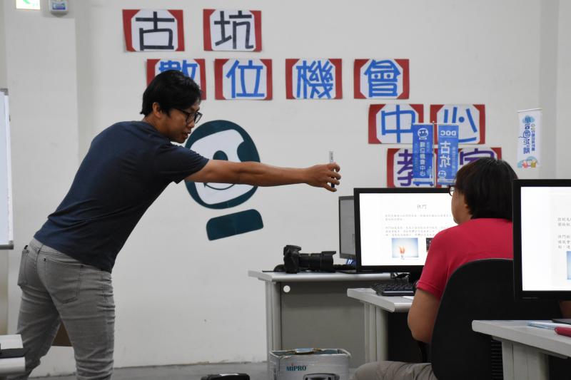 老師示範拍照技巧