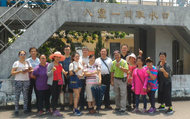 <p>南投縣集集鎮不但擁有歷史悠久的鐵道支線特色，更結合迷人自然生態、懷舊人文風光。集集鐵道支線起自彰化二水，這條鐵道上曾經載運過商賈，電廠工程師，伐木工人，及多種以集集為聚集地的農特產品；也看遍了沿途風光歲月的更迭，當年二水地區為了取水灌溉農田，卻不得其法，後來採用一位異鄉人建議終於建成八堡圳，異鄉人未留下真名即飄然而去，當地百姓為感念其功，遂建成林先生廟，回顧這段歷史典故，走在二水道路上，仿佛經歷了先人篳路襤褸的拓墾歲月！</p>