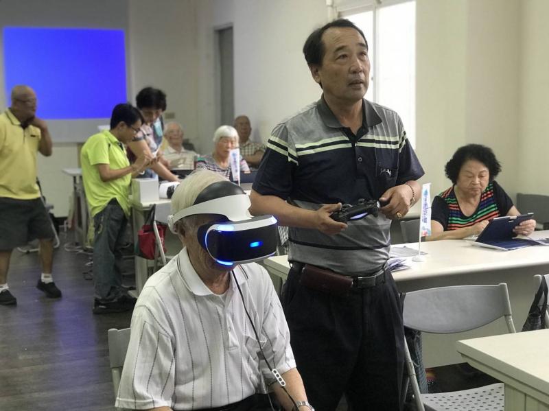 老師教導民眾VR虛擬實鏡情況