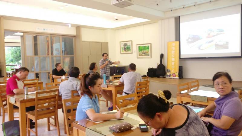 <p>台灣的鐵道經歷清朝，日據至民國的一百餘年建設，有因應地型，環境，目的不同而生成各種獨特路線，車種，歷史文化；吸引許多喜愛鐵路風光魅力的旅人們，甚至不遠千里從國外而來。透過講員的分享也讓大家更深的了解集集鐵道支線建成的特殊背景因素，沿途站點的興衰變化，現在的人文風貌在在都是可以轉化成豐盛內涵的鐵道文化瑰寶！</p>