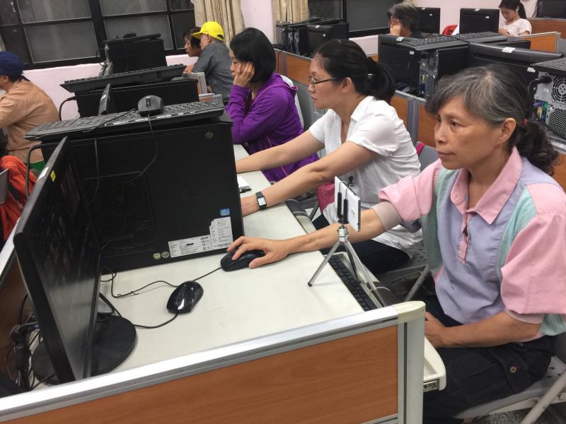 學員上課認真學習照片