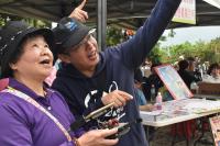 長輩正在操作空拍機