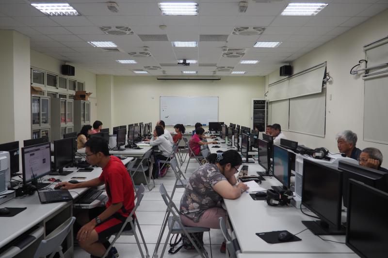 學員們練習用WORD排版中，紛紛製作屬於自己的電子書