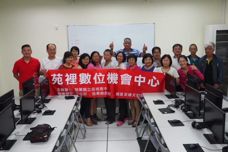 「電子書製作」課程 老師與學員們合影