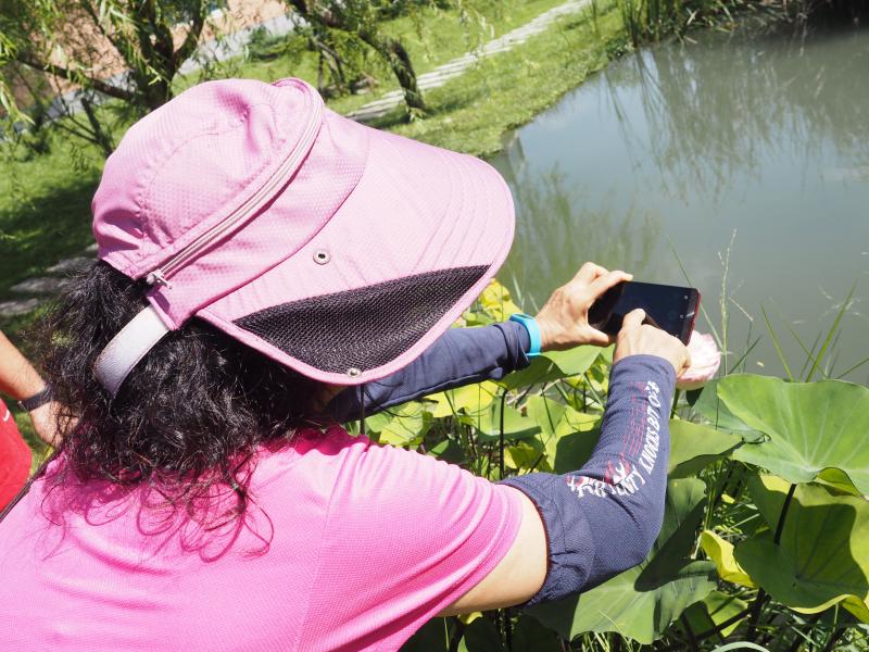學員練習拍攝水珠照片