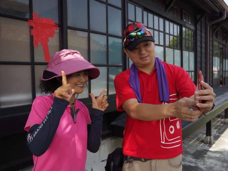 老師示範自拍學員，讓學員更熟悉自拍構圖