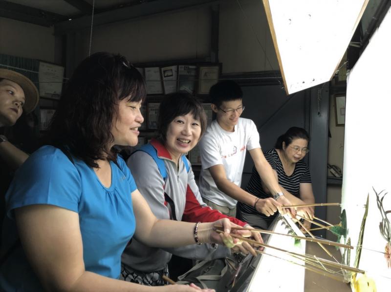學員實際體驗皮影戲操偶挑戰