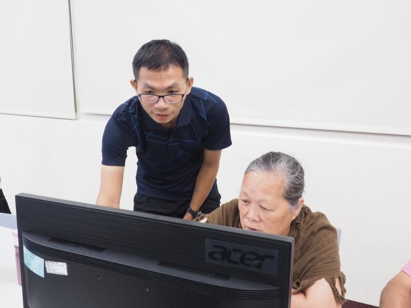 老師指導學員照片編修