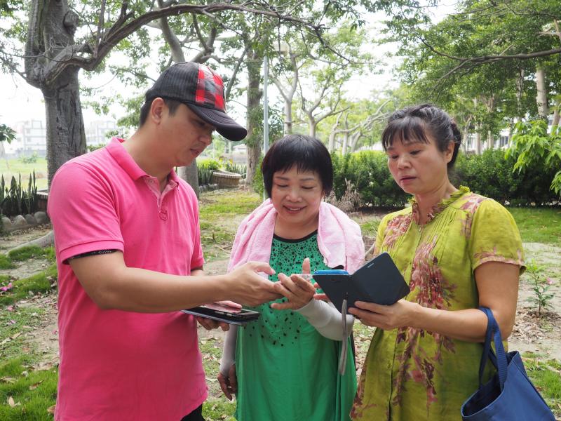 老師指導學員軟體