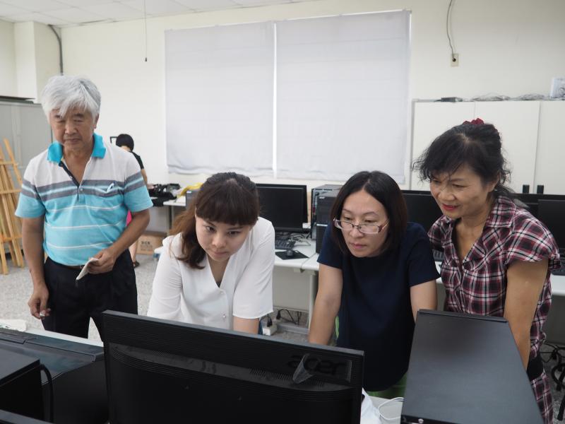 老師指導學員列印熱轉印紙張