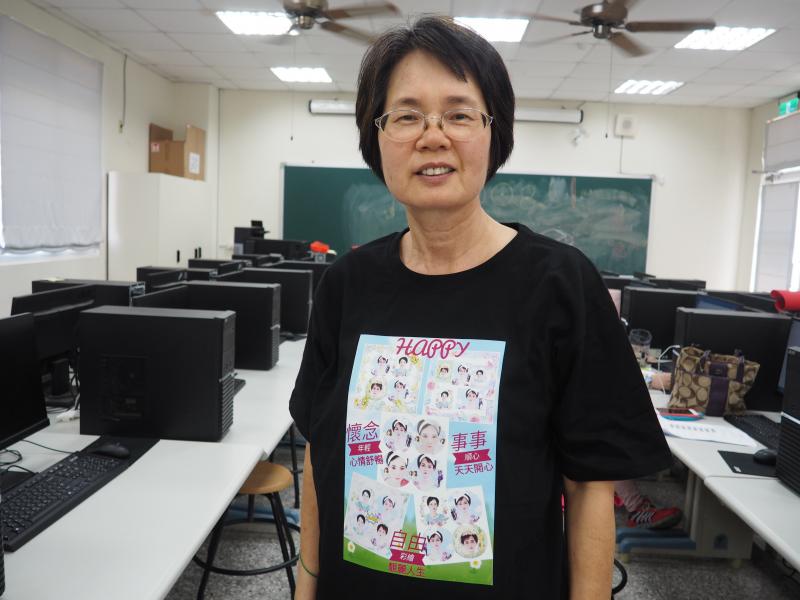 學員展示自己製作的熱轉印T恤