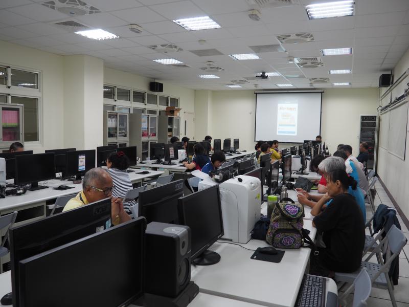 學員認真學習簡報技巧