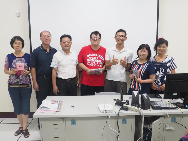 107年學習中心競賽，老師與獲獎學員合影