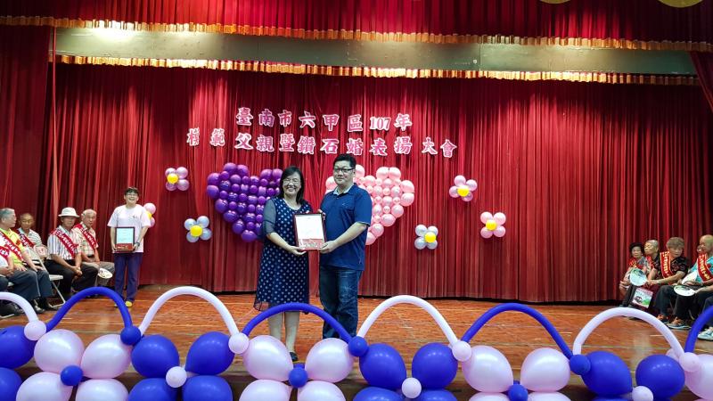 由區長頒獎給模範父親