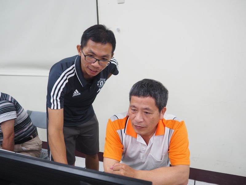 老師指導學員簡報