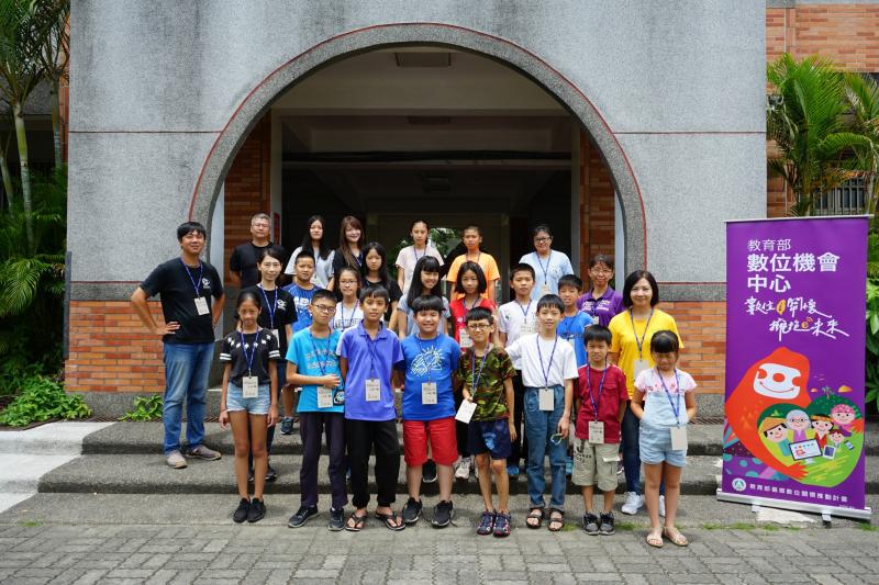 輔導團隊在新城北埔國小辦理影項工作坊，各隊學員搭配一組行動網卡，在校園週邊取景時能即時上傳編輯影像照片