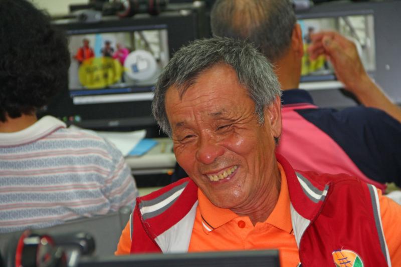 表情很靦腆笑容很害羞的阿伯-封面照