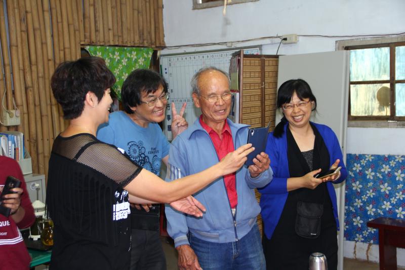 銀髮伯伯是第一次使用LINE直播分享-封面照