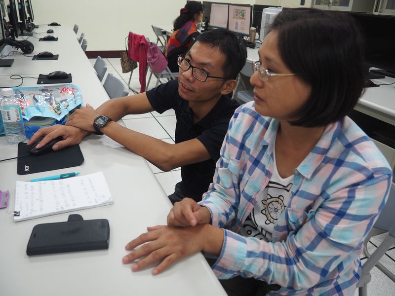 老師指導學員簡報