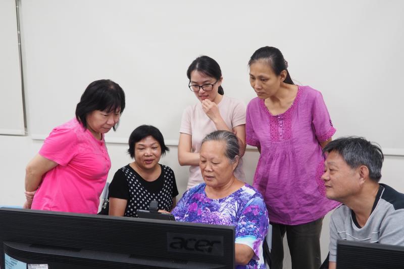 觀摩別人線上直播，老師解說直播的事項