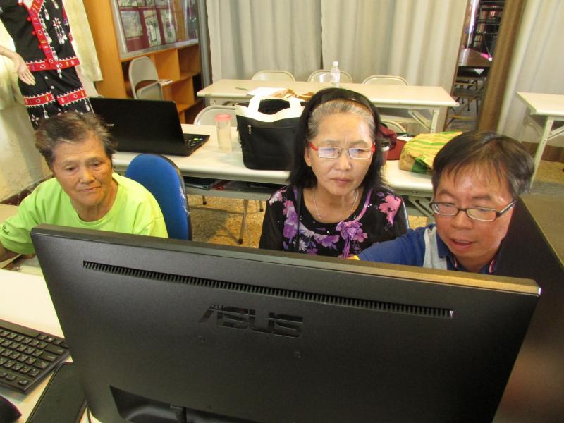 學員因為不太清楚步驟，所以在請教老師如何進行照片編修及放上圖案。