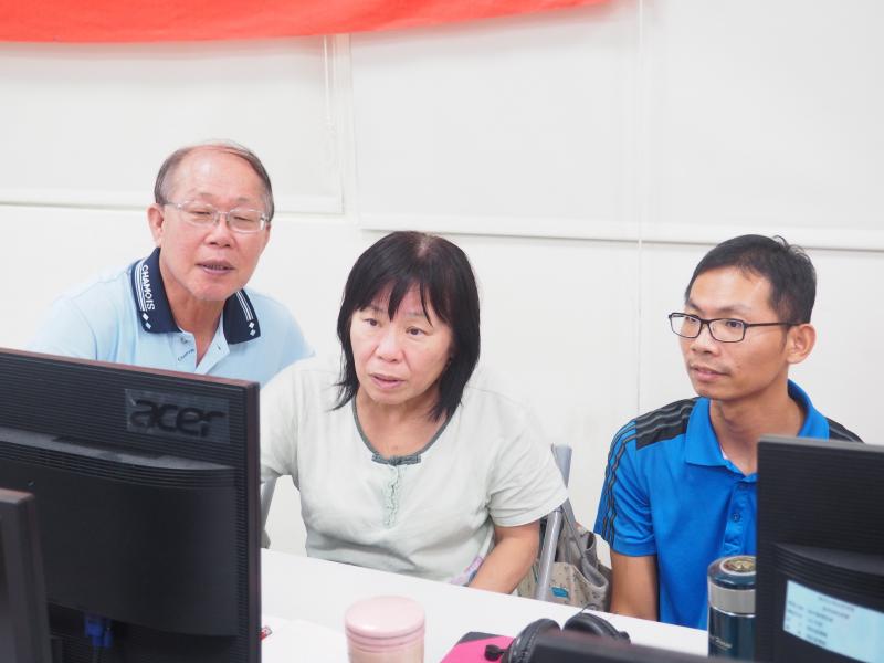 老師指導學員中