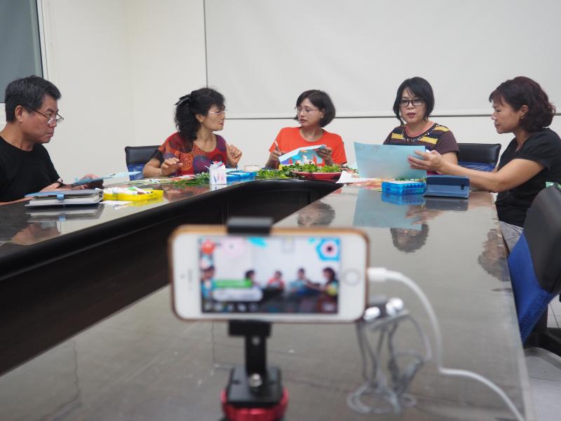 學員「拓印DIY包裝盒」線上直播中