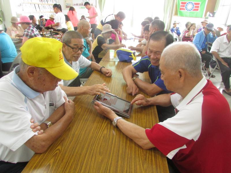 幾位學員迷上了遊戲APP，正在互相比分數誰高誰低