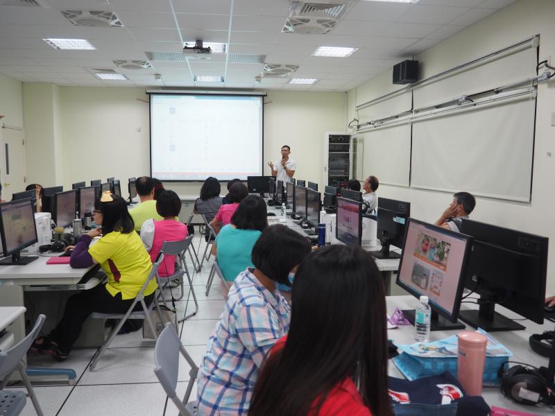 老師透過網路教學帶領學員們了解拍賣的流程