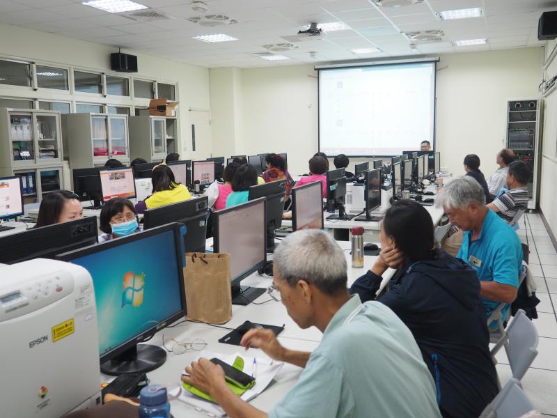 老師認真講課，學員認真聽講