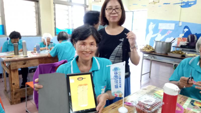 學員滿意的拿著自己的成品拍照