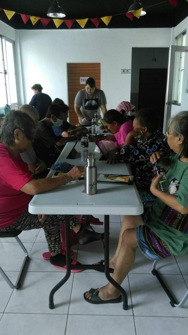 講師認真講解課程