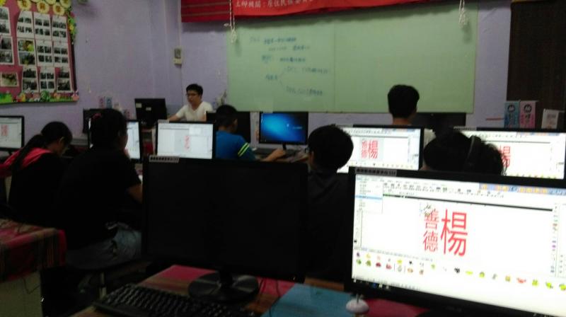 學生專心聆聽講解