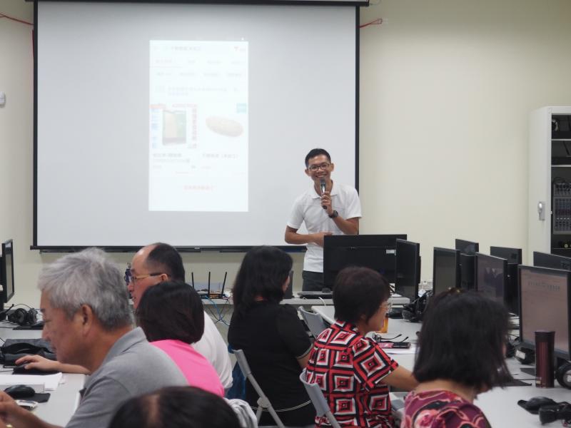 老師介紹上傳平台後的照片和文字敘述的重要性