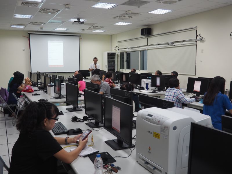 老師認真講解購物平台的相關內容