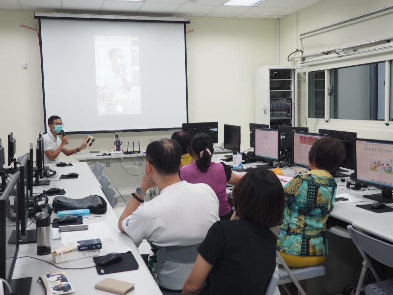 老師認真講課，學員認真聽課喔