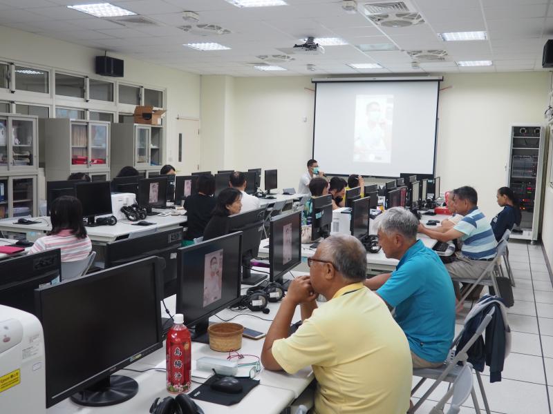 老師認真講課中