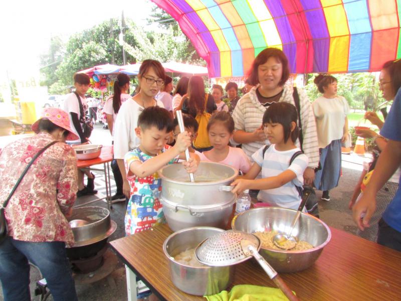 涼蝦DIY體驗，許多人都很好奇涼蝦的"蝦"可以做成甜點嗎?所以紛紛跑來體驗看看。